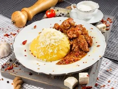 Tochitură moldovenească Foto: la-doi-pasi.ro