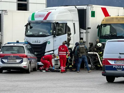 Doi șoferi români de TIR, colegi de cabină, s-au bătut și tăiat în Austria. Poliția a atacat mașina - Foto: krone.at