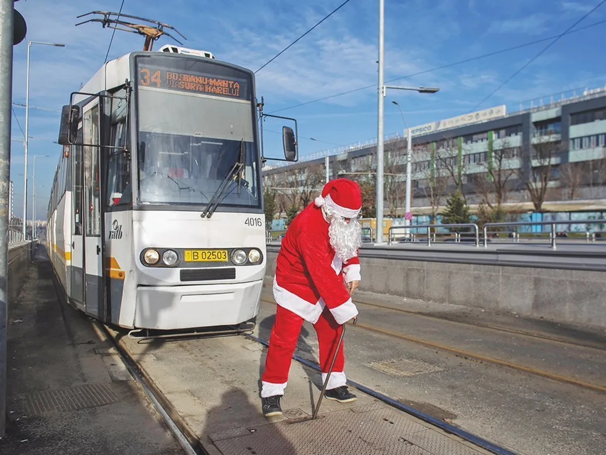 Moș Crăciun vatman schimbă macazul manual