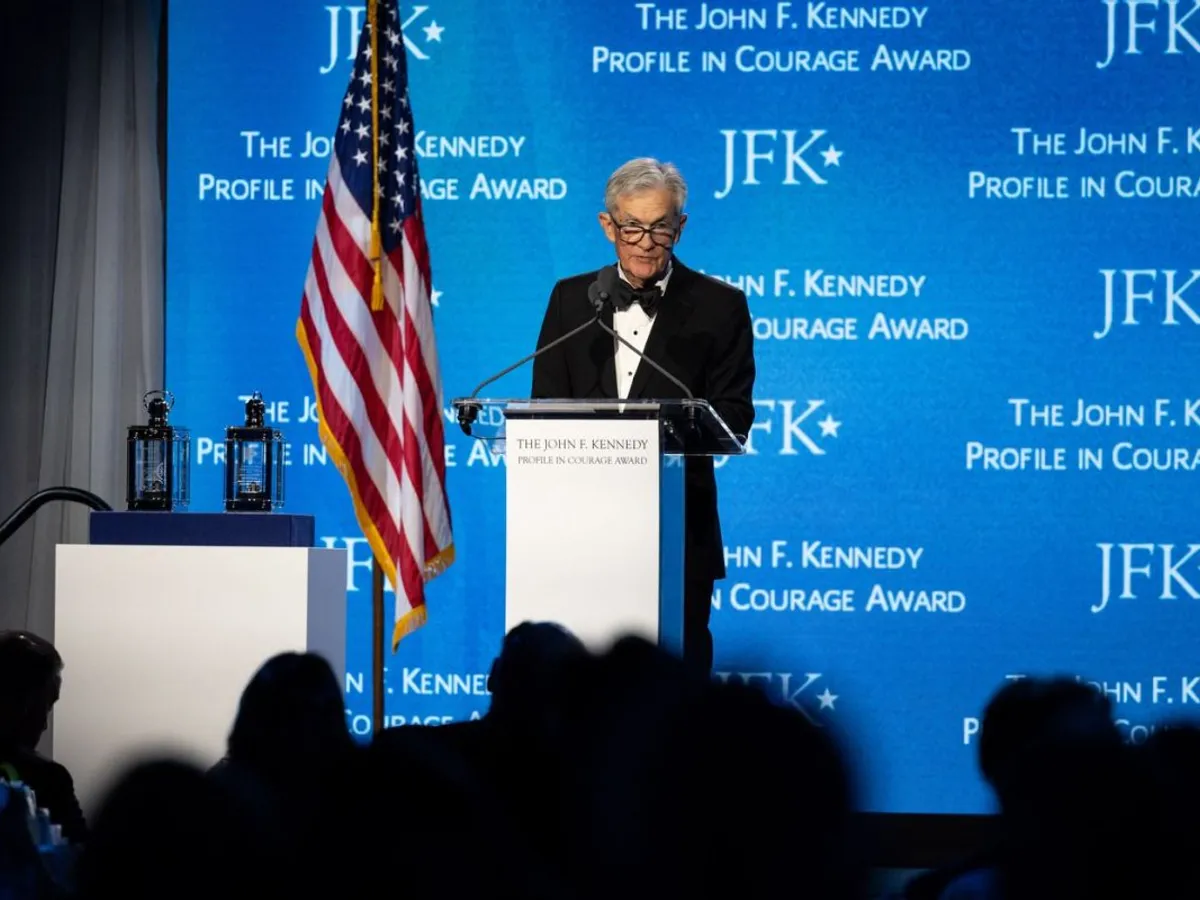 Jerome Powell, al 16-lea preşedinte al Fed, vorbind la primirea Premiului JFK pentru curaj - Foto: Profimedia Images