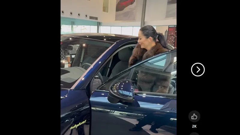 Ce bolid Porsche de peste 130.000 € i-a adus „Moș Crăciun” lui Brigitte Pastramă. E „eco”! - Foto: captură video