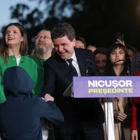 Nicuşor Dan, urmărind rezultatele exit-poll-urilor - Foto: INQUAM PHOTOS/Adriana Neagoe