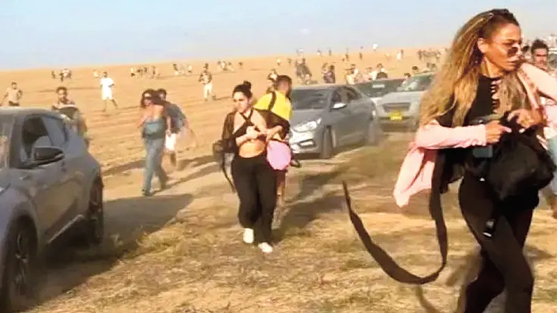 FUGA Israelieni fugind de la Festivalul Supernova, la granița cu Gaza, sub gloanțele teroriștilor Hamas. Peste 200 de tineri au fost uciși la festival