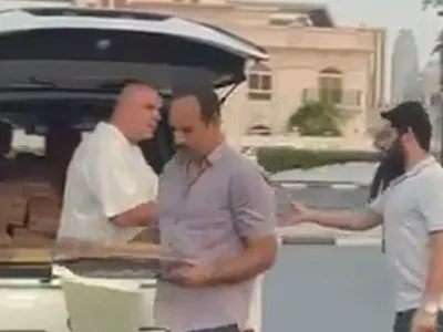 FOTO Prima reacție a lui Cosmin Olăroiu, după ce a deschis portbagajul mașinii sale și i-a lăsat fără cuvinte pe arabi