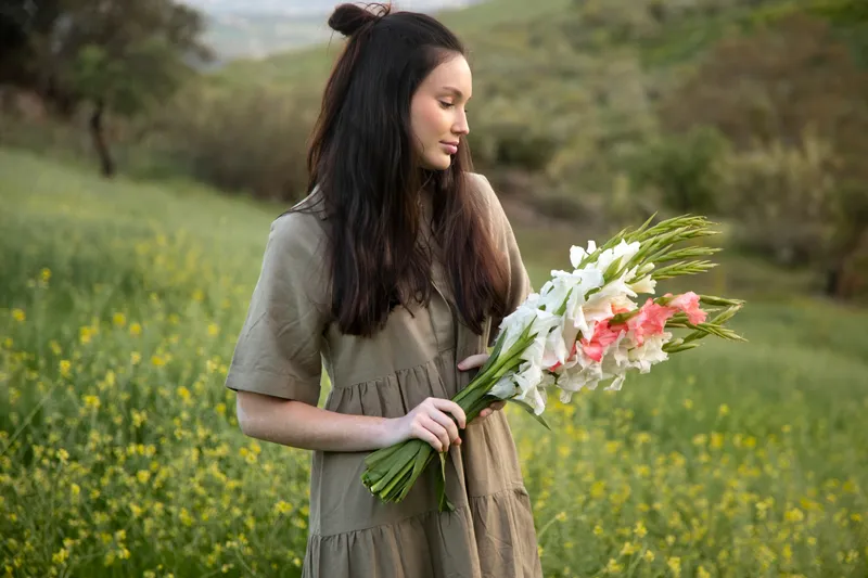 Persoană cu gladiole - Foto: Magnific.com (Imagine cu rol ilustrativ)