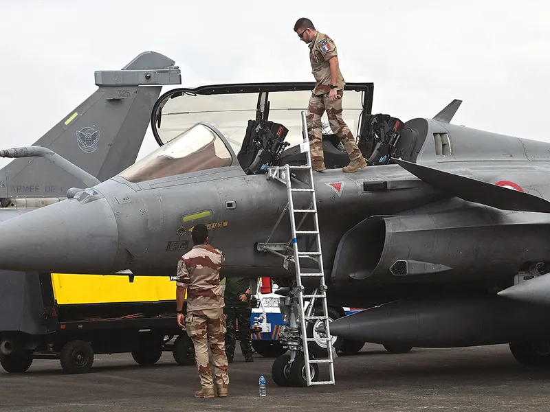 Forțele Aeriene franceze lucrează la un avion de luptă multirol Dassault Rafale - Foto: Profimedia Images