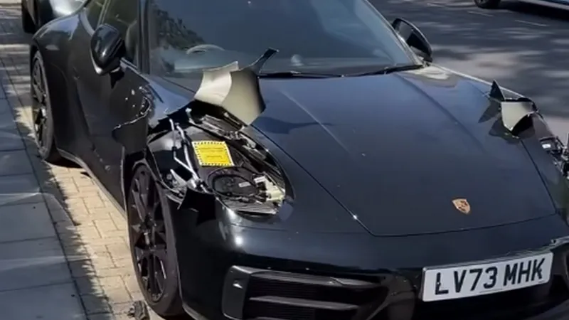 Imagini virale! Cum i-au furat hoții farurile unui Porsche 911? Tabla, tăiată ca la conserve - Foto: captură video