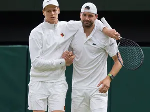 Dimitrov avea 2-0 la seturi cu Sinner, dar a părăsit terenul în lacrimi. Imaginile durerii la Wimbledon