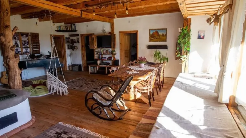 Cum arată o casă modernă construită din 80 de tone de paie Foto: Facebook/ Mutat la țară