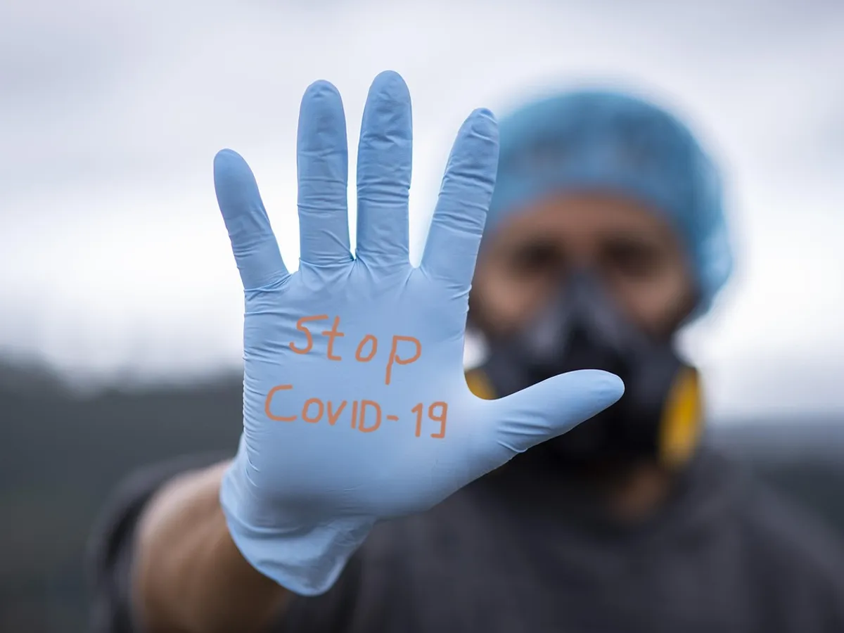 Mesaj anti Covid-19 pe o mănușă medicală