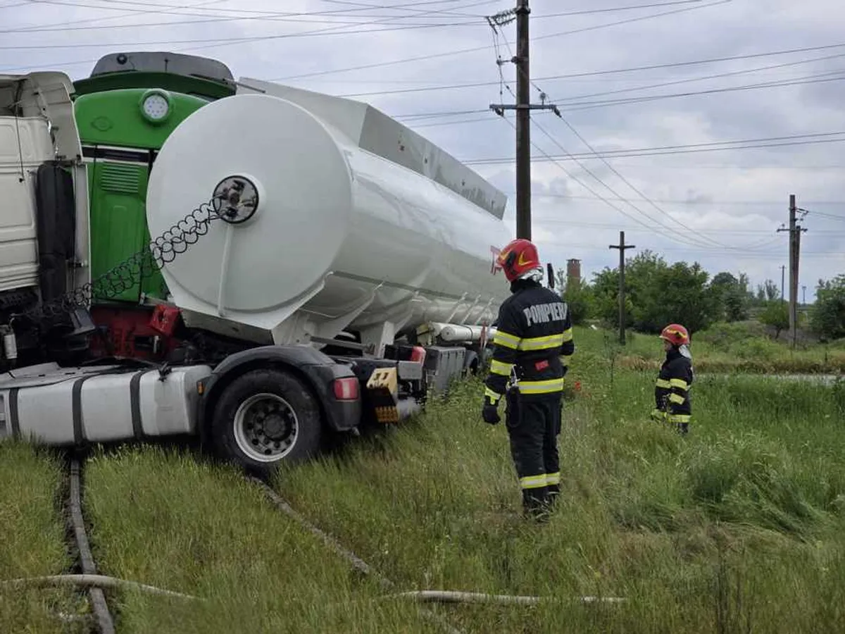 Un tren marfar a lovit o cisternă, în judeţul Giurgiu. Ambele erau încărcate cu motorină - Foto: News.ro