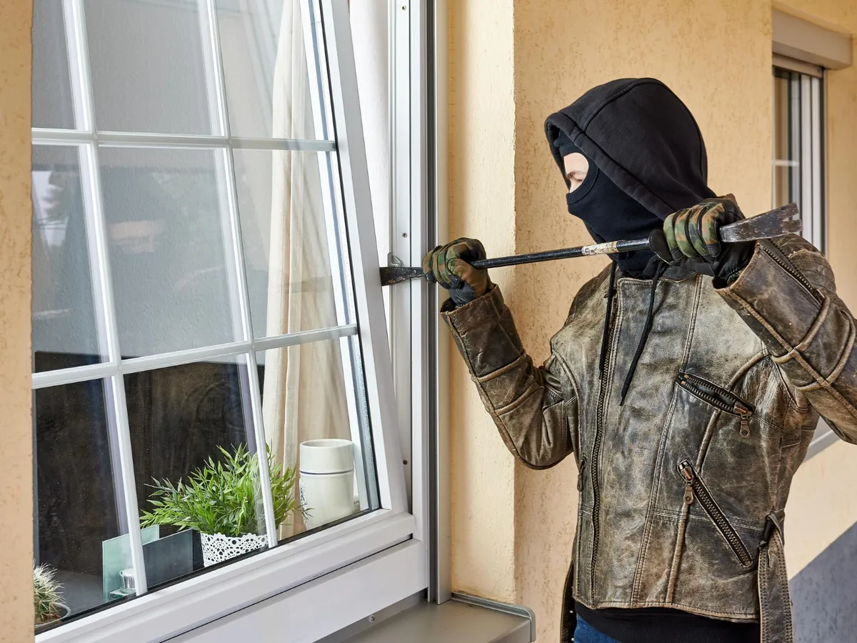 Toamna crește numărul spărgătorilor de apartamente. De ce sunt vecinii cel mai bun sistem de alarmă