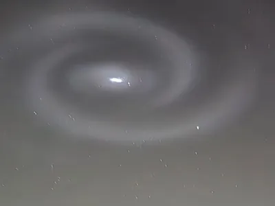 Spirală luminoasă pe cerul din Neamț. Care este explicația fenomenului fabulos? Foto: Facebook/Meteoplus