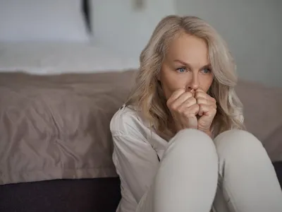 Pensionară îngrijorată la pensie - Foto: Freepik