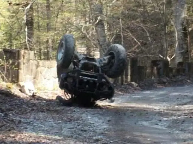 Un tânăr de 26 de ani, fără permis, a intrat cu ATV-ul într-un cap de pod. A murit. / Foto: Info Trafic 24, Facebook