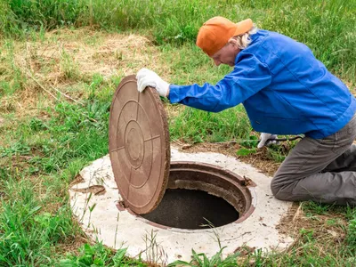 Bărbat lângă un canal - Foto: Magnific.com (Imagine cu rol ilustrativ)