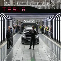 Incursiune în lumea roboților: Cum se fabrică mașinile în noua uzină Tesla din Germania. / Foto: bloomberg.com