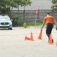 Polițiști promovați instructori pe pile, „îi recomandă doar vocea şi talentul”. / Foto: vremeanoua.ro