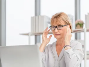 Pensionară verificând pensia la computer - Foto: Freepik