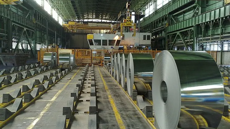 România câştigă puţin, cu o industrie subdezvoltată, ce produce materii prime şi materiale - Foto: Wikimedia/Foolad Mobarakeh/CC BY-SA 3.0