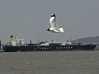 Petrolierul Kashimasan, sub pavilion indian, andocat în portul Mumbai - Foto: Profimedia Images