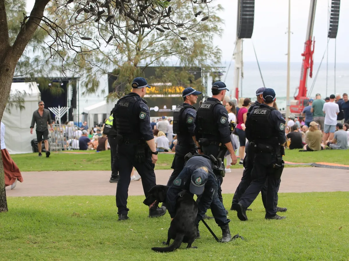 Teroriștii din Australia au aruncat bombe neexplodate asupra mulțimii și au exersat tragerea înainte de atac