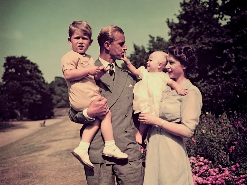 LA DOMICILIU Tânărul cuplu regal, în 1951, cu cel mai mare dintre cei patru copii ai lor, Charles, născut în 1948, și Anne, născută în 1950.