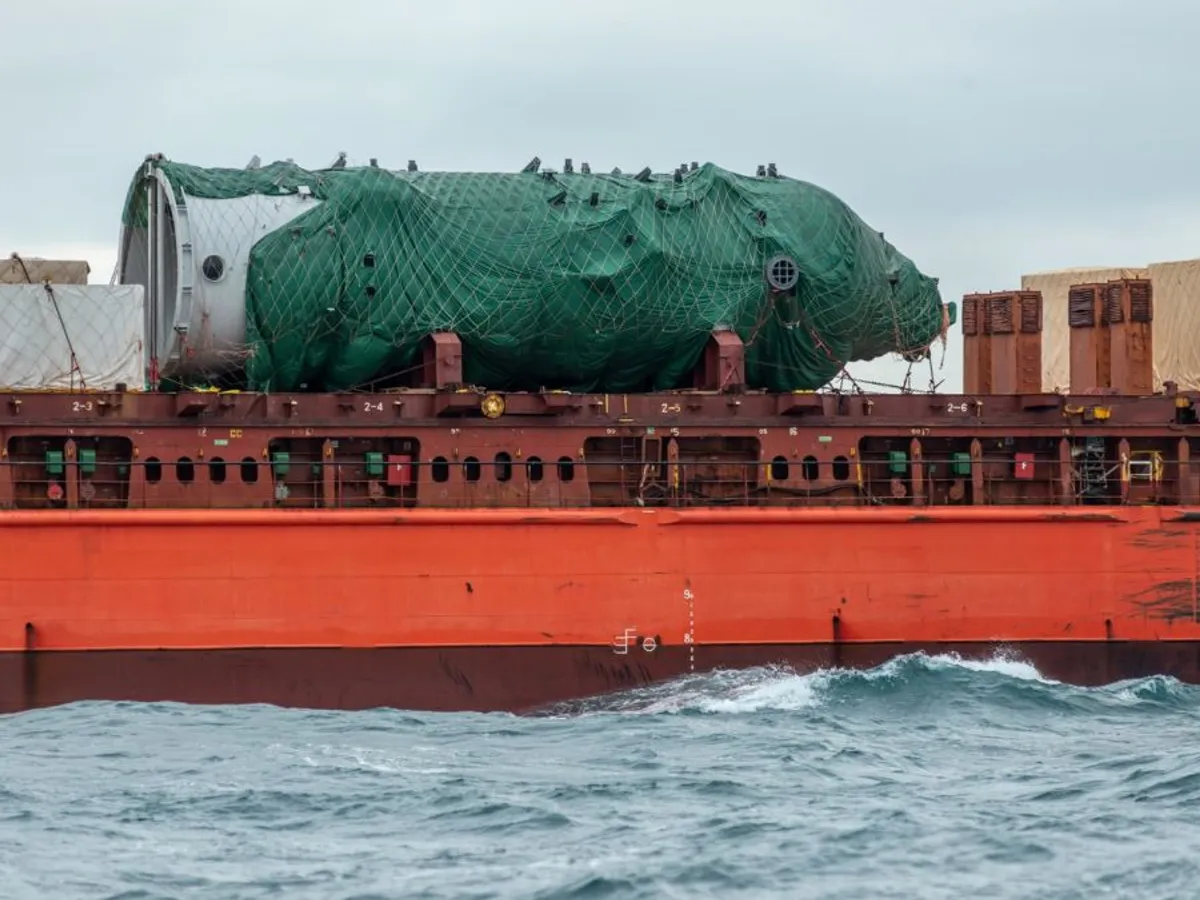 Cargoul rusesc Maia-1 a fost fotografiat în Canalul Englez ducând componente care ar fi urmat să fie folosit la un terminal de LNG - Foto: Profimedia Images