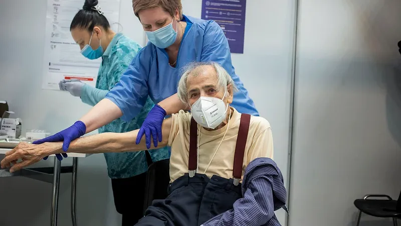 Un pesnionar în vârstă de 91 de ani a făcut rapelul la vaccinul Pfizer Foto: Mugur Vărzariu