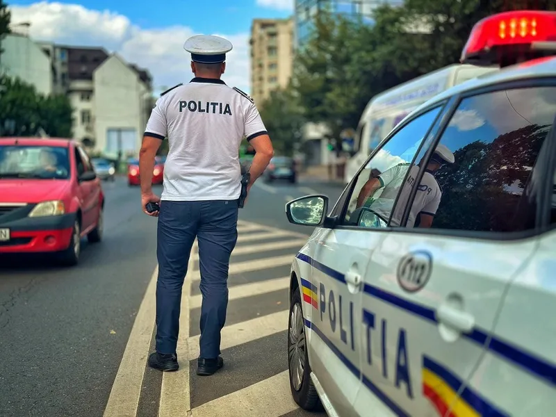 Polițiștii opresc mașini în trafic Foto: Facebook/ POliția Capitalei (iamgini cu rol ilustrativ)