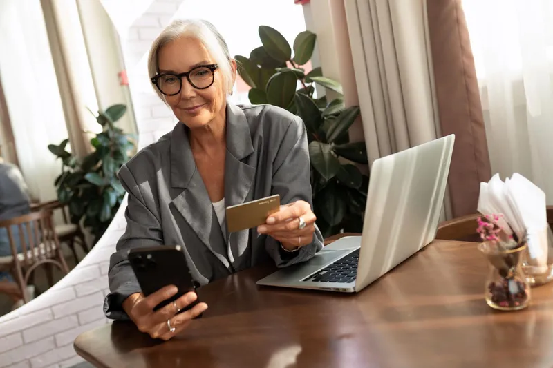 Pensionară la pensie cu cardul - Foto: Freepik