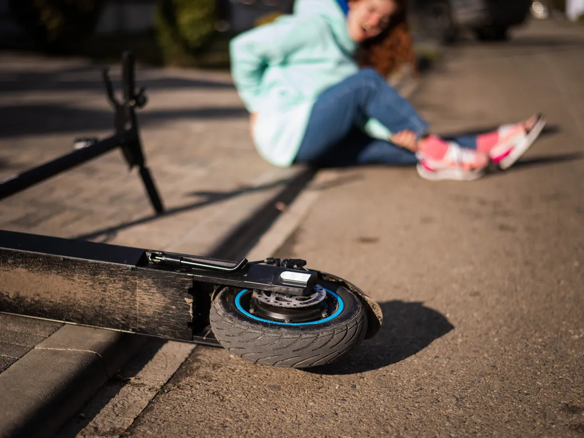 Poliția explică tinerilor cum trebuie să meargă cu trotineta electrică - Foto: Freepik (Imagine cu rol ilustrativ)