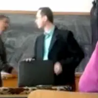 Agresiunea elevilor şi părinţilor asupra profesorilor: pe ei cine-i apără?/FOTO: ziaruldeiasi.ro