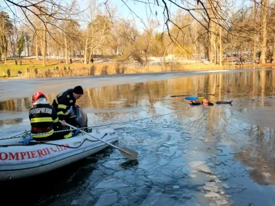 Un nepalez a salvat o fată de cinci ani care a căzut în lacul din Parcul Romanescu, din Craiova - Foto: mediafax
