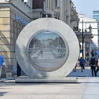 Un portal asemănător cu cel din serialul SF Stargate SG-1 conectează două oraşe europene - Foto: Wikimedia/BB 22385/CC BY-SA 4.0