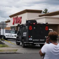 Un tânăr a deschis focul într-un supermarket din Buffalo, statul New York: cel puțin 10 morți. / Foto: nbcnews.com