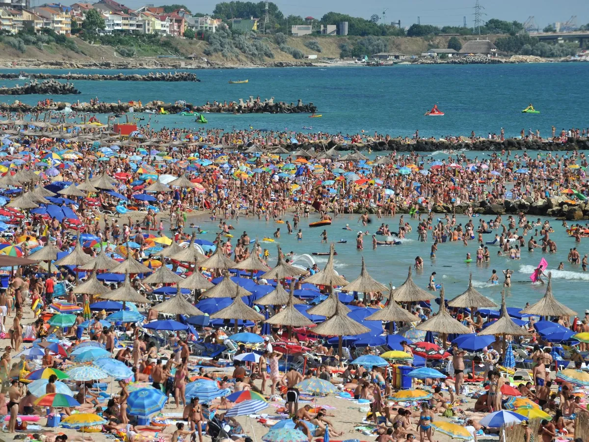 Turiști pe plajă la Mamaia - Foto: Profimedia Images (rol ilustrativ)