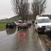 Mașini care urmează să treacă prin filtrul poliției pentru a ajunge la slujba de Sf. Andrei/FOTO: Facebook (captură)