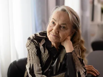 Pensionară la pensie în casă - Foto: Freepik