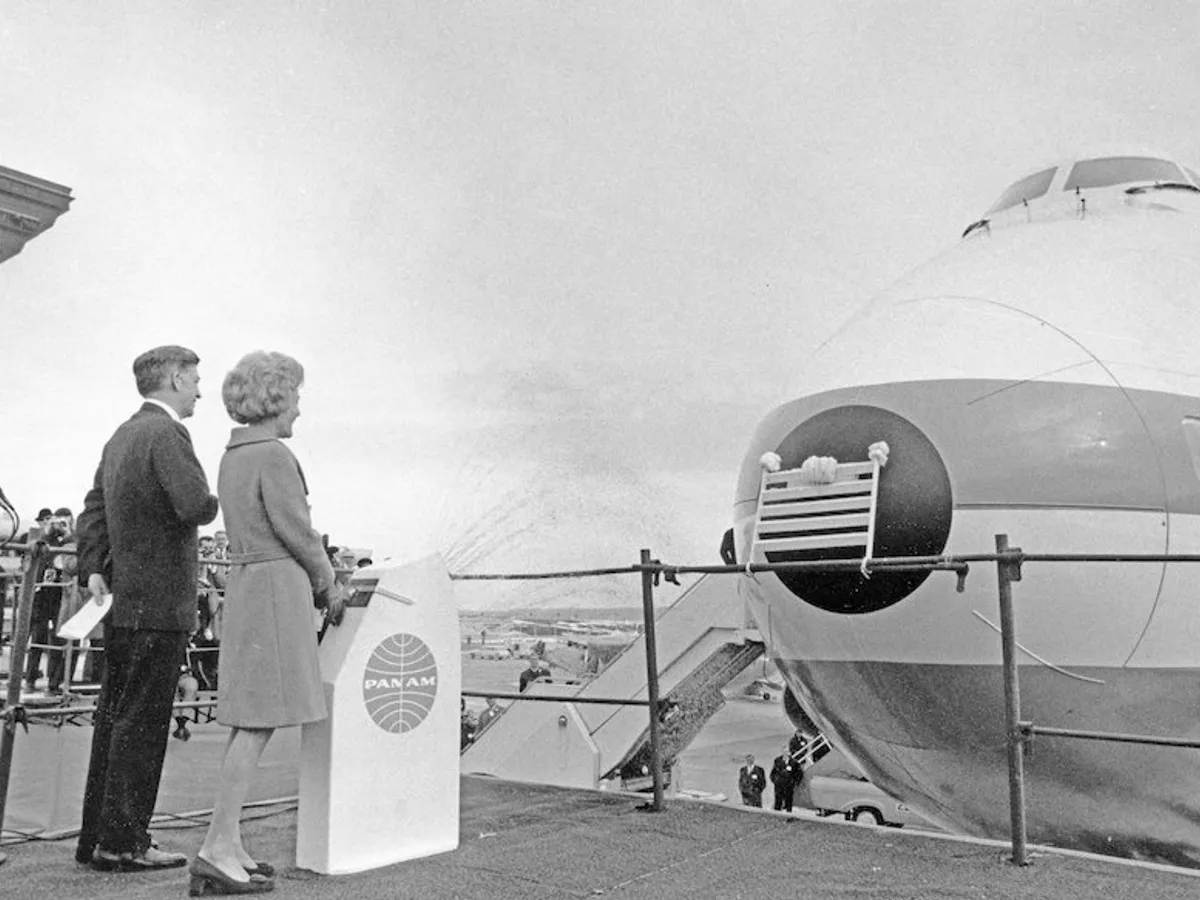 Primul Jumbo Jet a fost botezat în ianuarie 1970 de prima doamnă a Statelor Unite, Pat Nixon