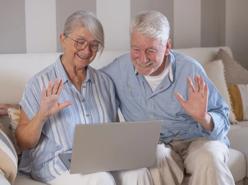 Pensionari vorbind la pensie - Foto: magnific
