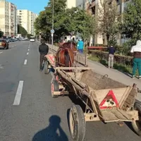 Transport mai eco nu există! Două căruțe, surprinse în trafic în mijlocul Piteștiului - Foto: universulargesean.ro