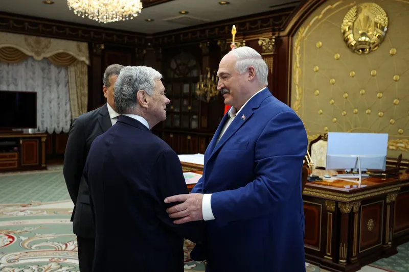 Președintele Belarus, Aleksandr Lukașenko, și John Coale, adjunct al emisarului special al lui Trump - Foto: Profimedia Images