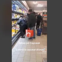 VIDEO Cum a reușit o promoție la cașcaval să „înnebunească” clienții. Imaginele au devenit virale - Foto: captură video