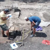 Trei schelete din perioada medievală au fost descoperite în parcarea unui hotel. Vestigii istorice Foto: alba24.ro