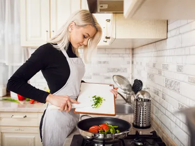 Femeie în bucătărie- Foro: Freepik (rol ilustrativ)