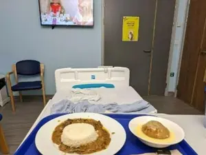 Ce mâncare a primit un român într-un spital din Londra: „Cina, meniul și camera mea de spital” - Foto: Preluare B1TV