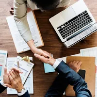Soluții liberale pentru români: Sprijin și bonificații pentru cei care își plătesc datoriile la timp - Foto: Freepik.com (rol ilustrativ)