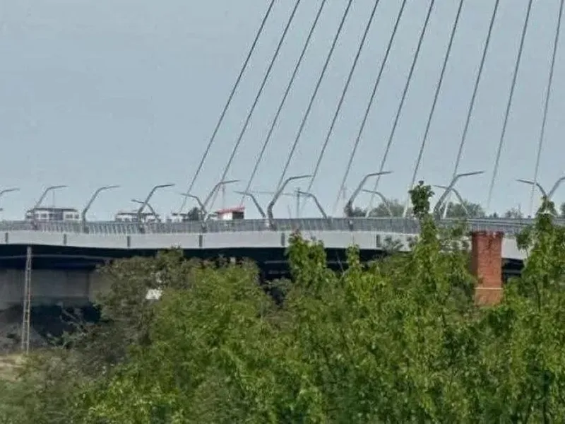 De ce se deforma un pod construit în judeţul Arad? Urmează lucrări de reparaţii. Ce fac acestea? - Foto: Critic Arad