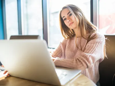 O femeie citește un e-mail pe laptop - Foto: Freepik (rol ilustrativ)